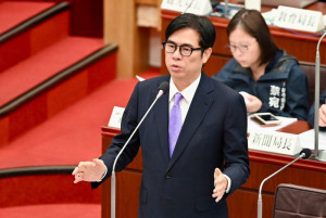 ▲議員關切大林蒲遷村進度，陳其邁承諾盡最大能力照顧居民。