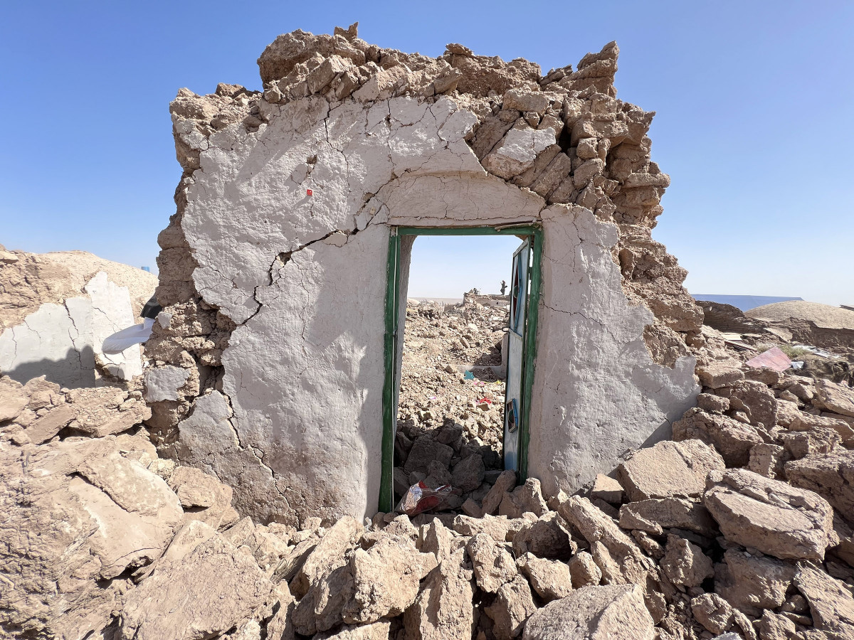 因地震而倒塌的房屋，只剩下一面門牆