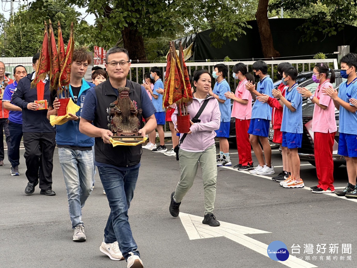 客家局長林昭賢親捧鄰近龍潭國中的伯公神尊，一同前往去看戲。