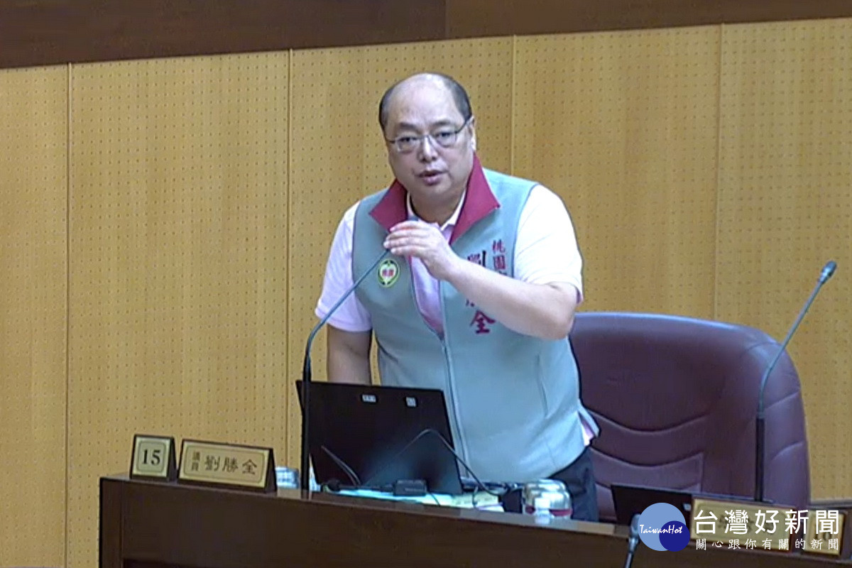桃園市議員劉勝全於議事堂上進行質詢。<br />
