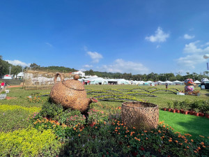茶香迴韻、綻放等在茶博各角落十分吸睛。（縣府提供）