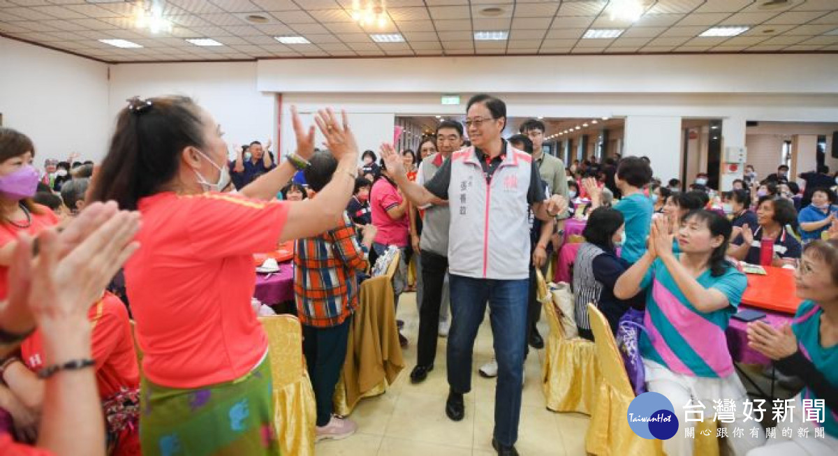 市長與楊梅區婦女關懷協會的會員們打招呼。