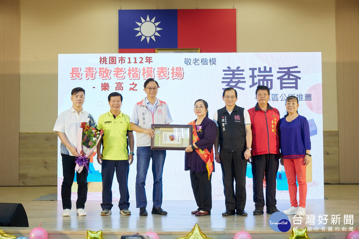 市長與獲得「敬老楷模」的得獎者及其家人合影。<br />
<br />
