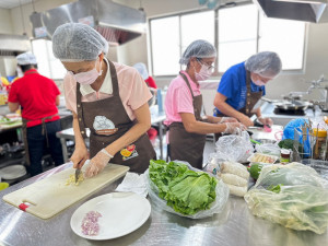 ▲據點好廚料理大賽初賽登場，讓熱愛廚藝的社區照顧關懷據點志工及長輩們一起大顯身手。