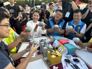 許縣長與來賓一同封藏有機茶與祝福。（記者扶小萍攝）