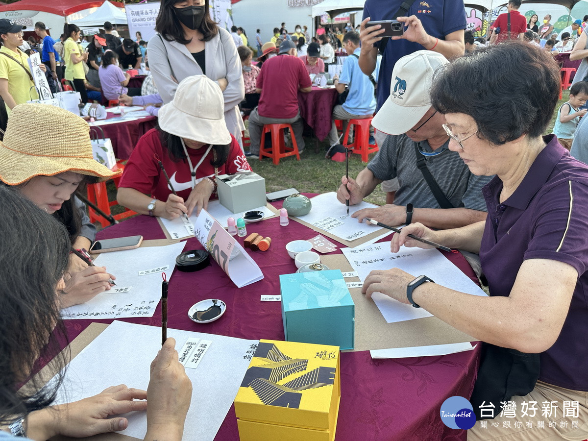 民眾各自寫下對自己的期許或心願，歡喜封藏有機好茶。（記者扶小萍攝）