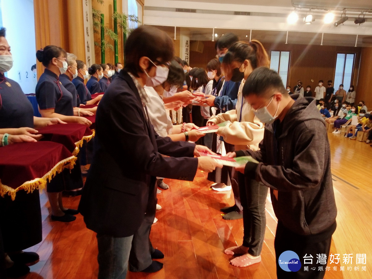 各校校長出席為學子頒獎以為鼓勵。（慈濟南投服務處提供）