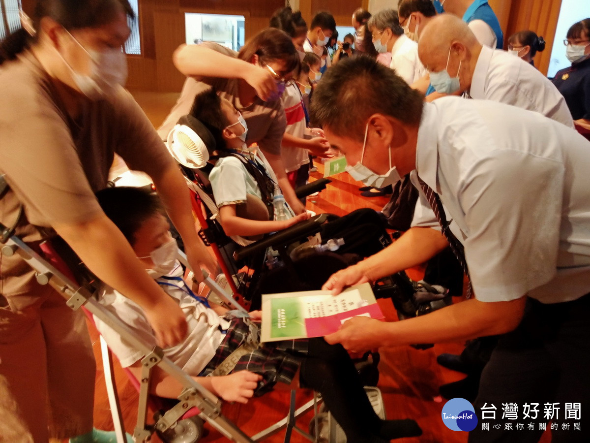 身障學子由家長陪同上台領獎。（慈濟南投服務處提供）