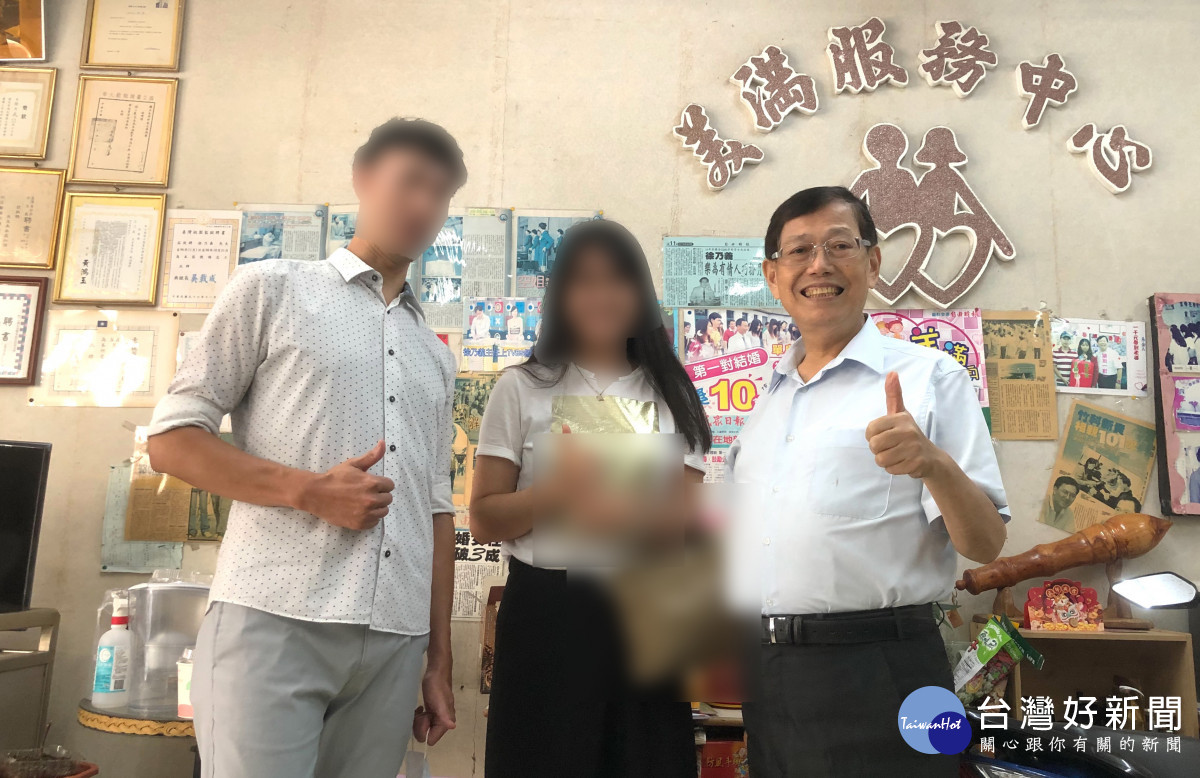 人在長大了之後會遇見一個自己的「另一半」，並和他走入婚姻。