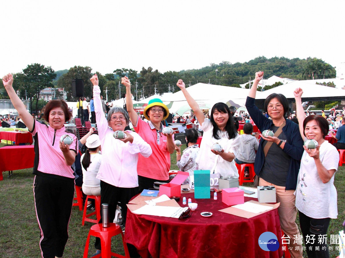 封茶會現場，大眾高舉雙手齊聲祝願：「高舉夢想，老天會帶路！」祝願美好的願望實現，世界戰疫災難平息、人民安康