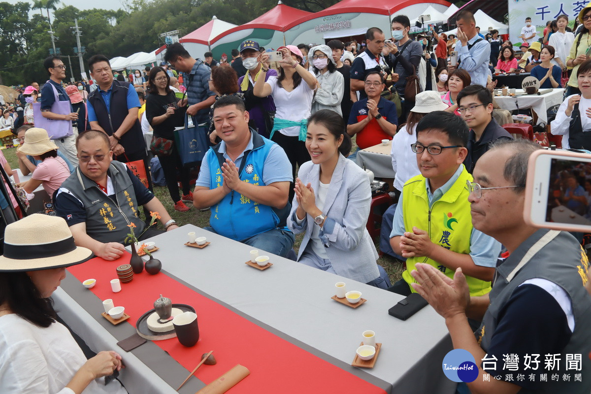 許縣長蘇副署長游議員等都肯定茶博成功。（記者扶小萍攝）