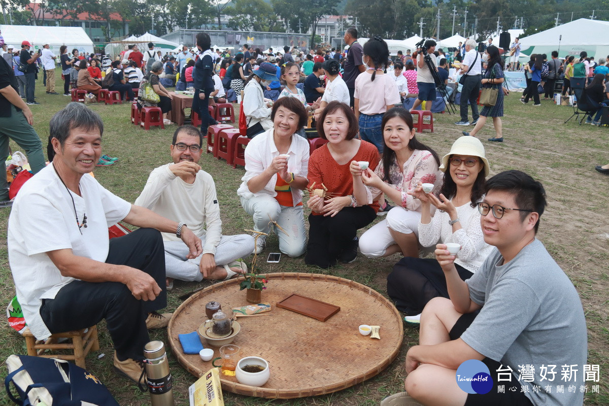 來自各地愛茶人士彼此交流享受茶香好滋味。（記者扶小萍攝）