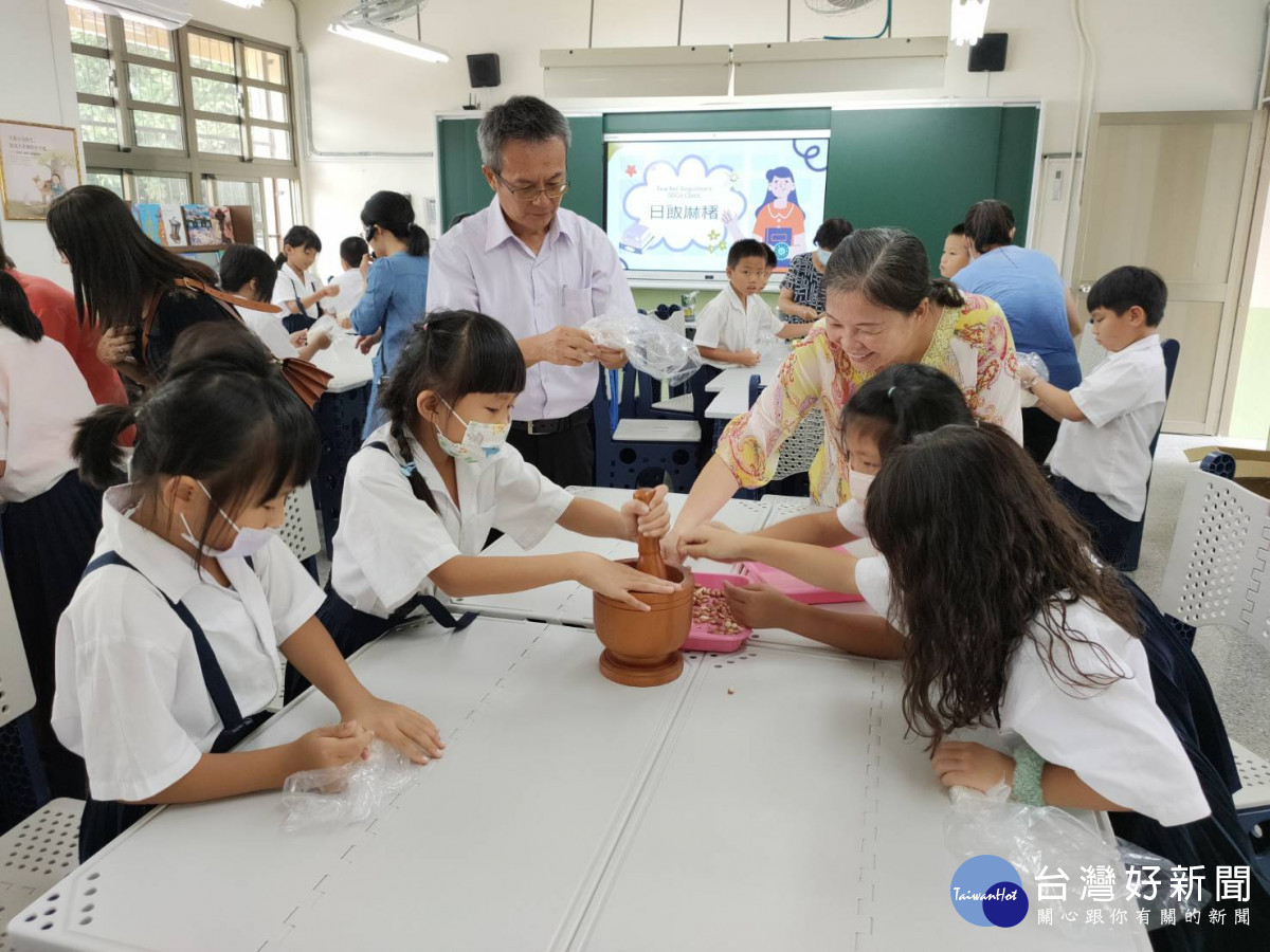 彰化縣福德國小校長卓鴻賓安排融入環境教育體驗課程，讓學生能從生活日常落實珍惜食物態度。圖／記者鄧富珍攝