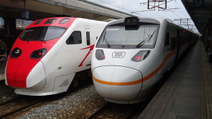 台鐵普悠瑪號(左)與太魯閣號(右)一同停在花蓮車站。（圖／資料照片，圖源：Wikimedia Commons，照片拍攝者Kazehayashi）