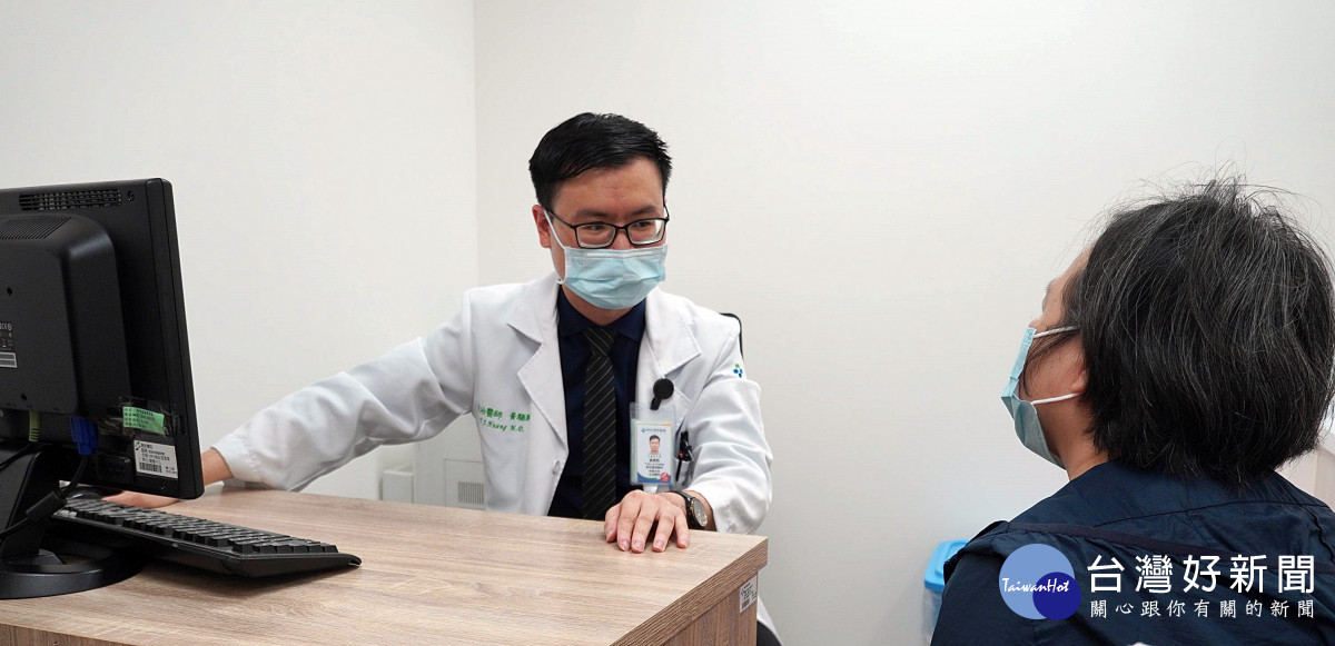 聯新國際神經內科黃騵駒醫師為病患看診。