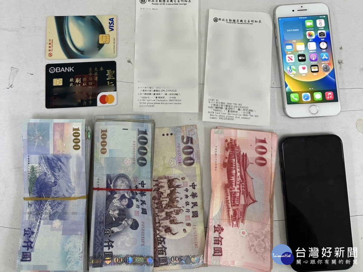 警方現場除了扣得詐欺贓款15萬餘元，還扣得作案用的手機及提款卡等證物。