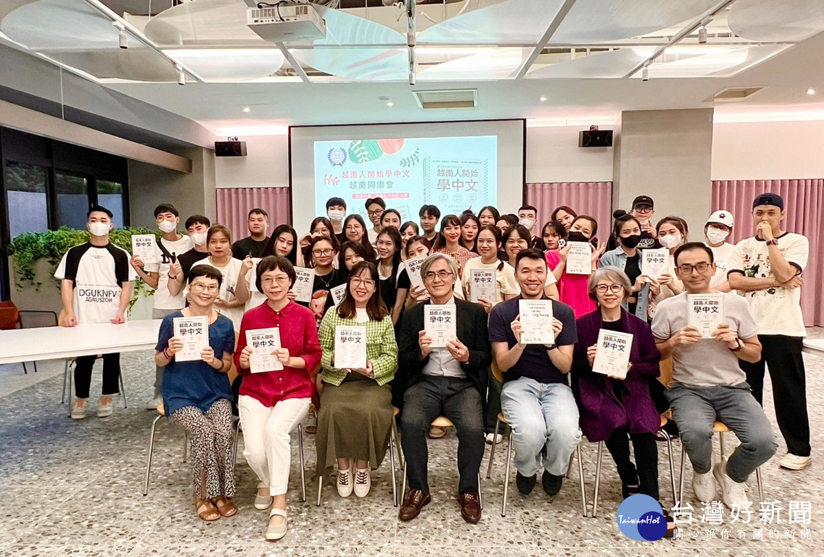 弘光科大華語文中心贈送老師阮氏玉梅著作的新書《越南人開始學中文》給學生。