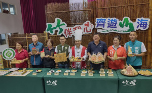 竹山鎮長陳東睦上陣邀全國筍友大集合。（竹山公所提供）