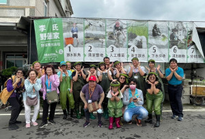 ▲楠梓區婦女社會小組和來自北高雄的新住民在區長吳淑惠帶隊下，一同探訪美濃綠金產業。
