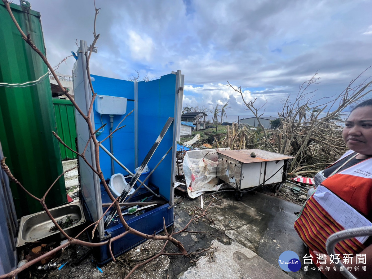 台灣世界展望會在蘭嶼服務49年，颱風過境後立即前往蘭嶼朗島村、椰油村訪視瞭解服務家庭房屋受損狀況(台灣世界展望會提供)