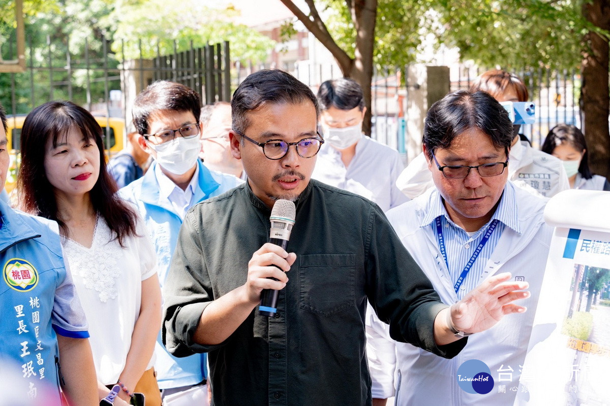 桃園市政府都發局長江南志進行「民權路x成功路藝文生活通學步道」計畫簡報。