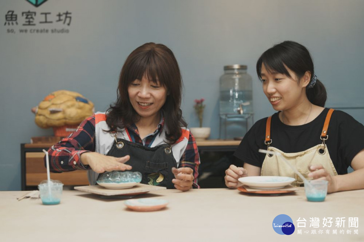 青年事務局侯佳齡局長(左)與施姵伃職人(右)進行陶瓷手作體驗。<br />
