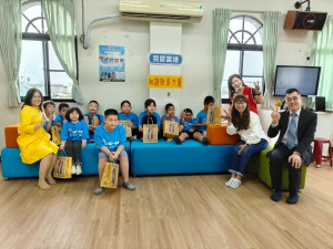 八卦山上福山社區孩童很高興有圖書室可使用。（環宇基金會提供）