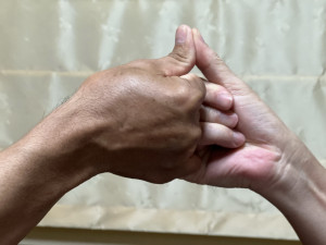 南投看守所與返家探視的受刑人打勾勾約定守規定。（南投看守所提供）