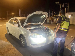 男子深夜買宵夜車拋錨，幸虧巡邏警發現及時救援／警方提供