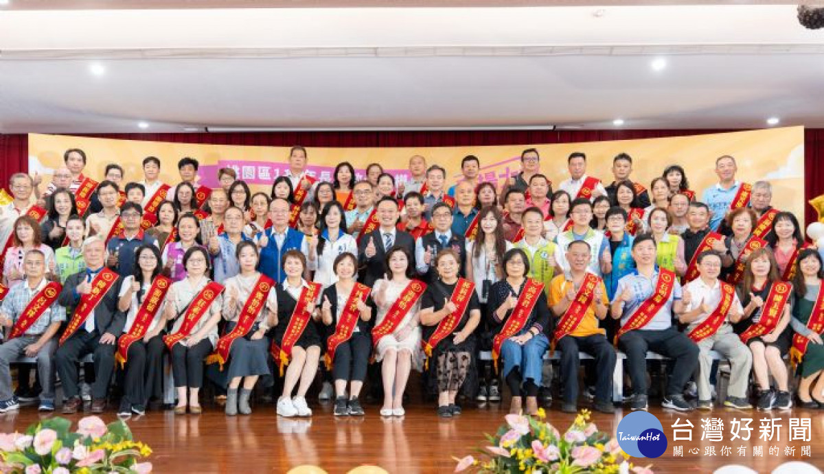 蘇副市長等人與桃園區敬老楷模合影。