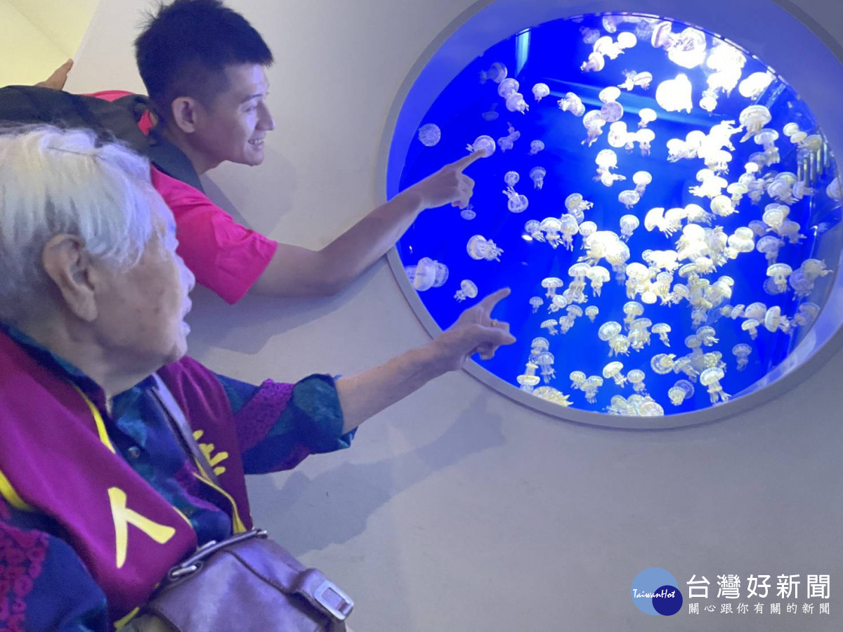 華山基金會邀請四位百歲爺奶共遊桃園Xpark水族館    重陽拾童心