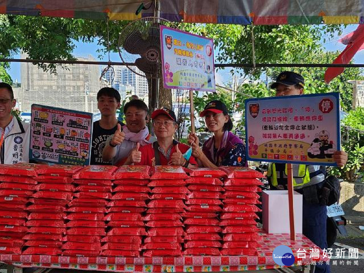 萬靈福德祠酬神祐鄉里，壢警反詐、交通宣導護平安。<br />
