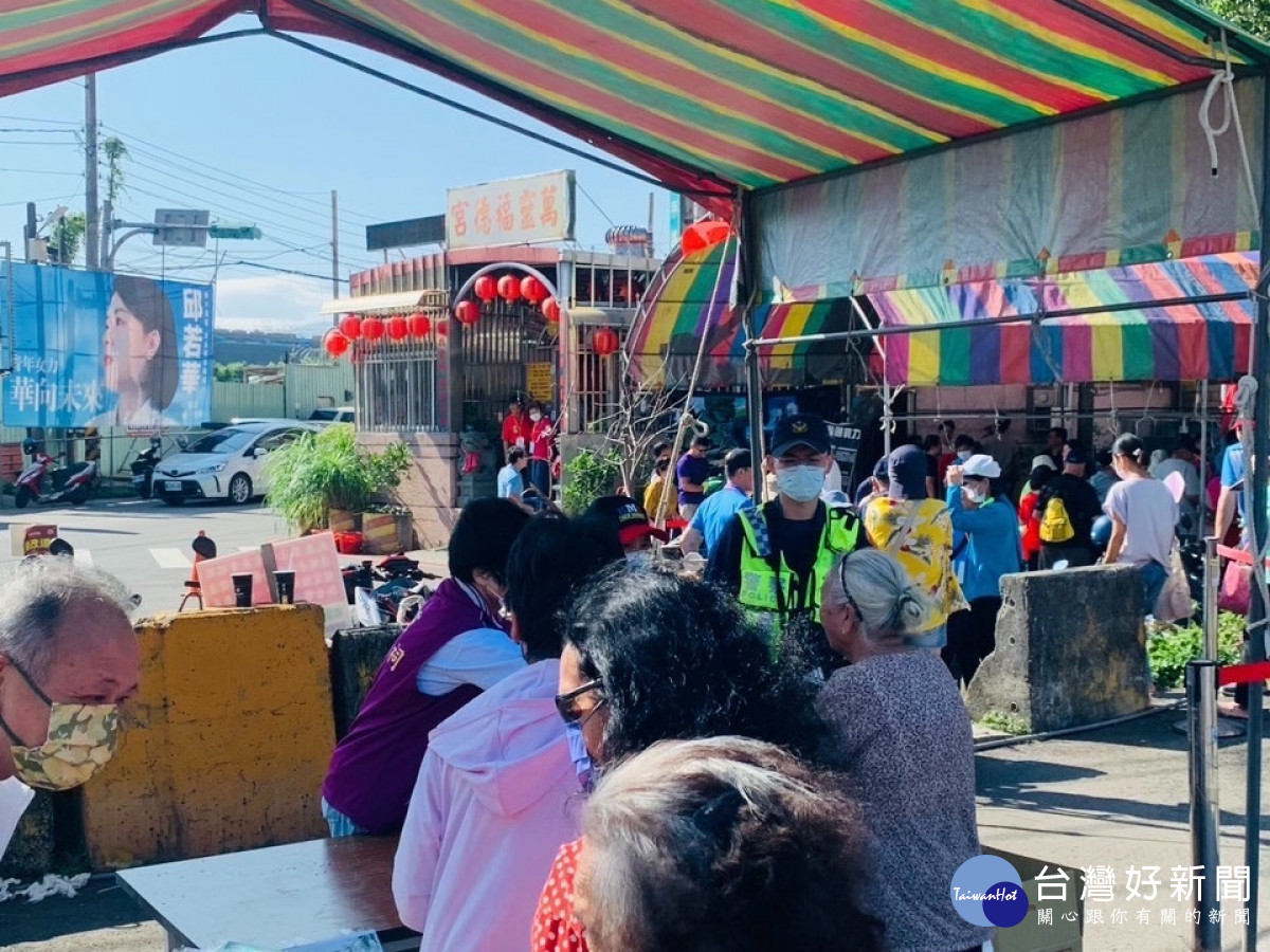 萬靈福德祠酬神祐鄉里，壢警反詐、交通宣導護平安。<br />
