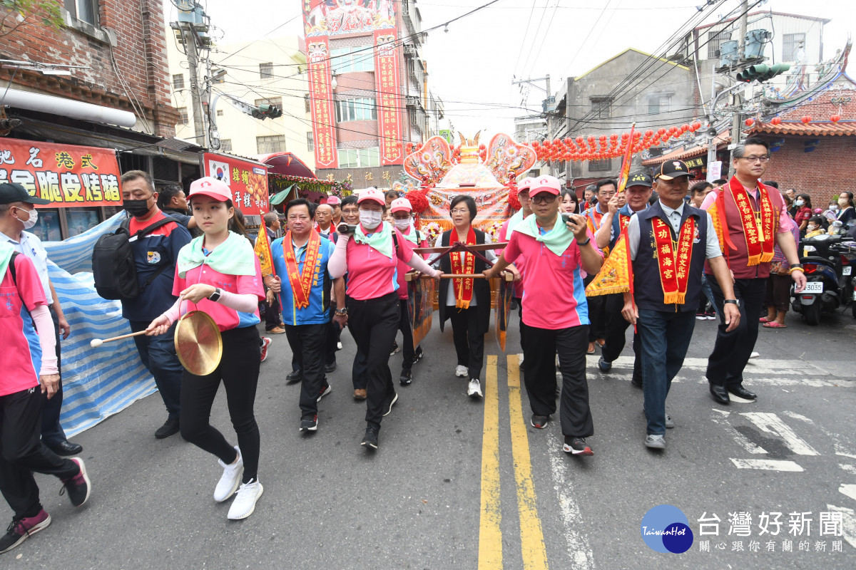 縣長王惠美扶媽祖鑾駕，放起馬炮後，隊伍浩浩蕩蕩出發，繞境二林街區。圖／記者鄧富珍翻攝