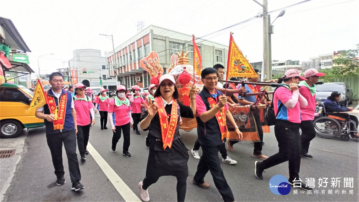 13尊媽祖遶境隊伍浩浩蕩蕩出發，繞境二林街區。圖／記者鄧富珍翻攝