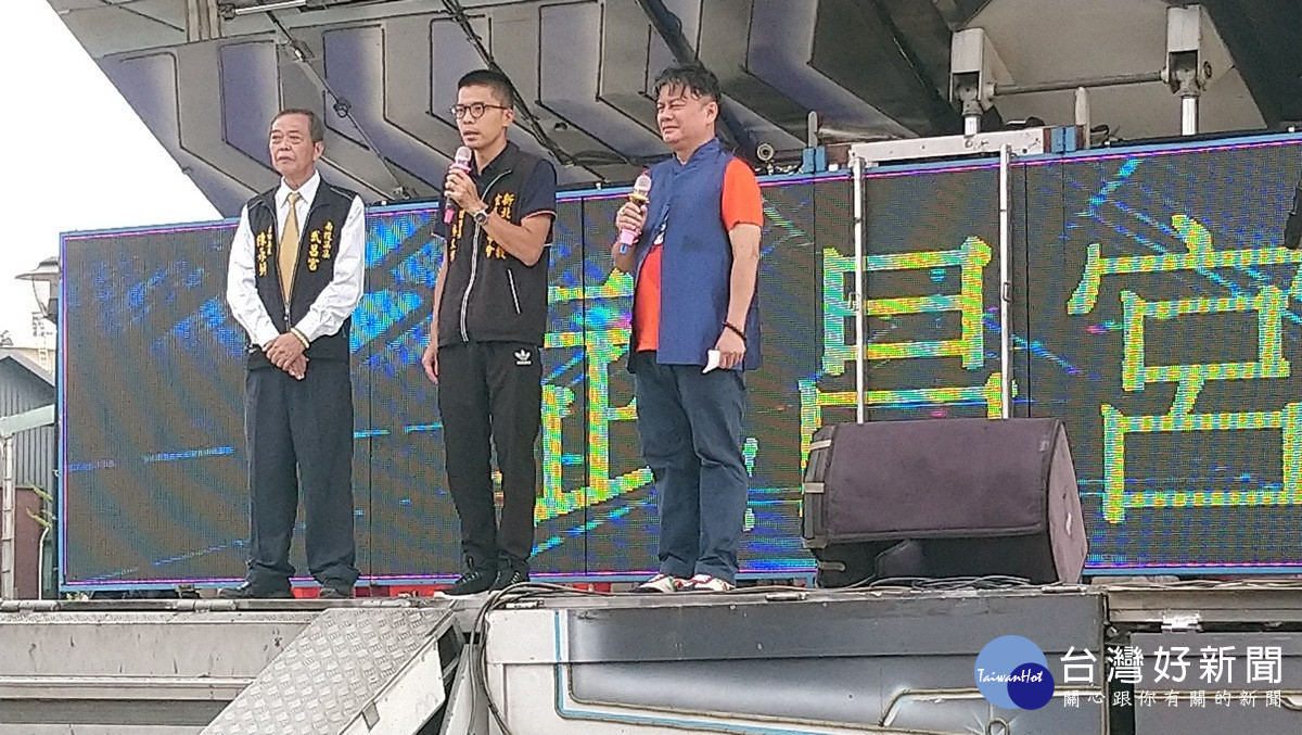 武昌宮管理委員會主委陳永錡（左）邀請新北市道教玄天上帝會主委上台致詞。（記者吳素珍攝）<br />
<br />
