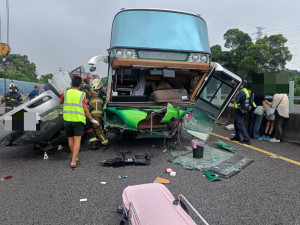 國3斗六段南下21發生遊覽車與自小客車擦撞意外，造成遊覽車2死、自小客車2死／警方提供