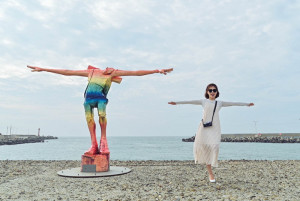 ▲高市府發言人周璟瑜與「旅途之海-旅人計畫」藝術作品合照，示範絕佳拍攝點簡單拍出自然網美風。