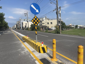 ▲路竹高中前中華路新設分隔島，讓行車更安全。