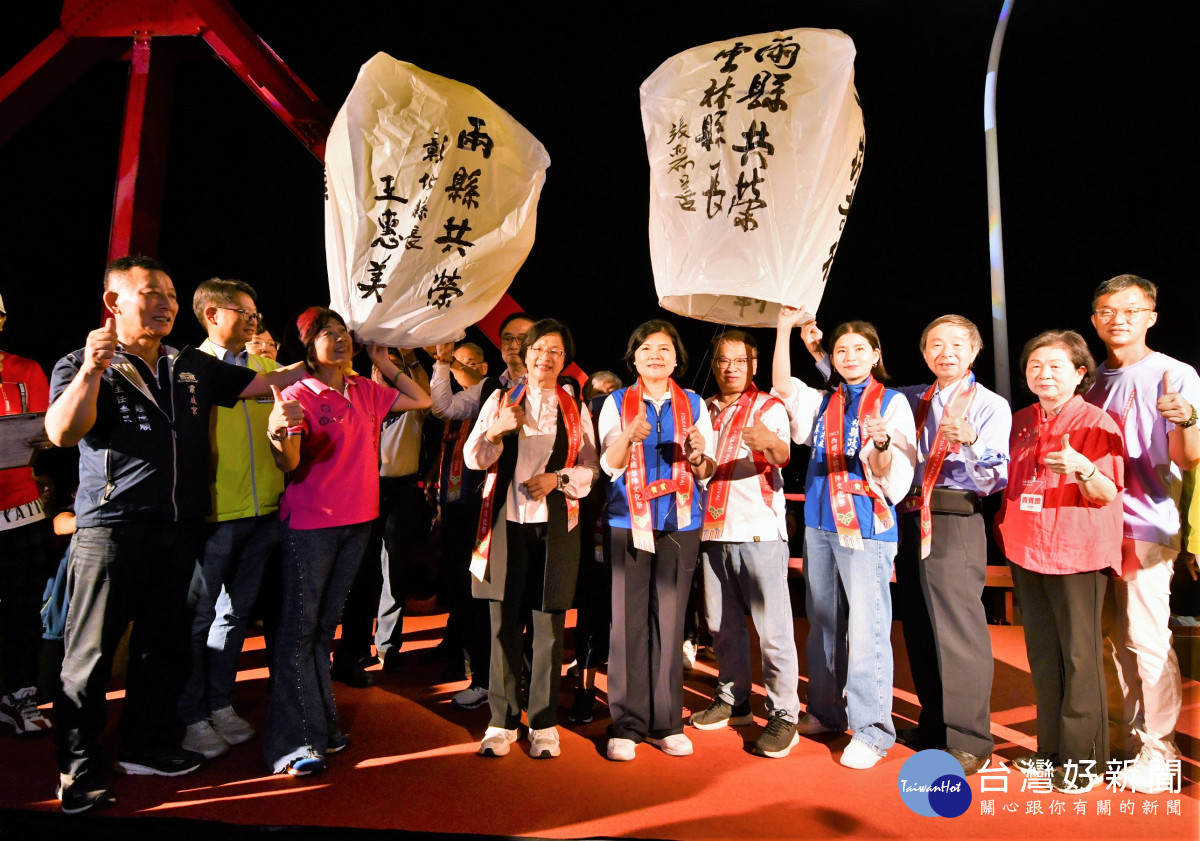 西螺大橋通車70週年，雲彰「兩縣共榮」天燈祈福。圖／記者鄧富珍翻攝