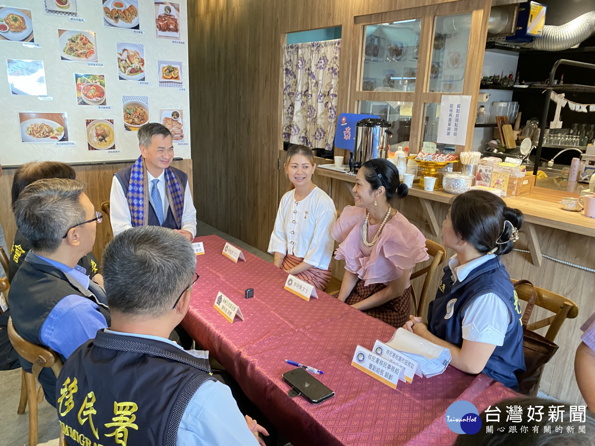 泰籍新住民林怡青(右3)、李明倩(右2)向移民署副署長陳建成(右4)等人分享在臺生活及創業心路歷程