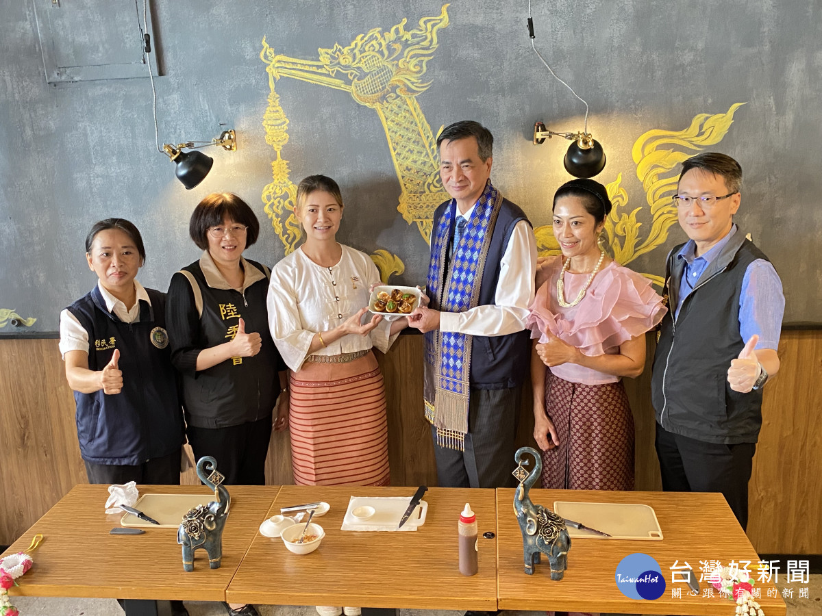 移民署副署長陳建成(右3)手持手作完成的泰國美食女婿蛋與大陸委員會參事楚恆惠(左2)、海峽交流基金會科長陳穎慶(右1)及泰籍新住民林怡青(左3)、李明倩(右2)一同合照