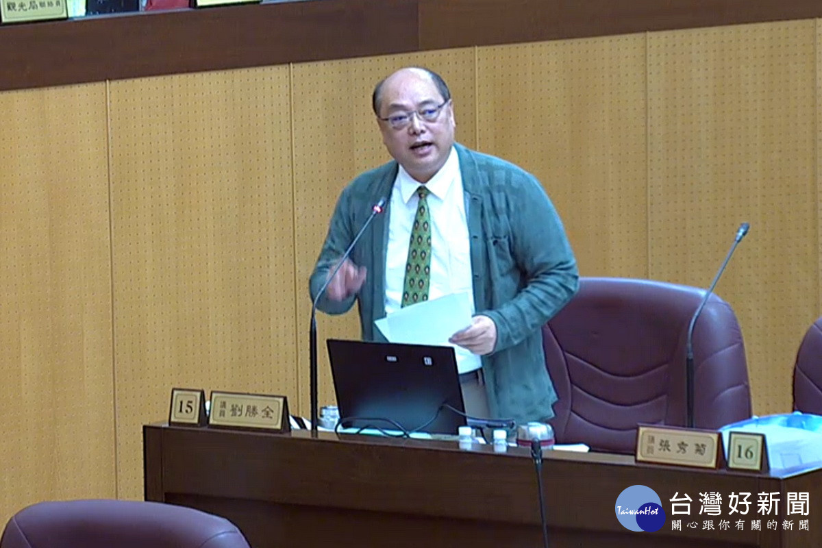 桃園市議員劉勝全於議事堂上提出質詢。