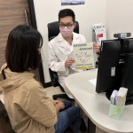 張哲瑞醫師向病人說明透過「分級醫療轉診制度」，病情穩定的慢性疾病可以就近在診所追蹤治療，省時又省力也能獲得完善的醫療照護。