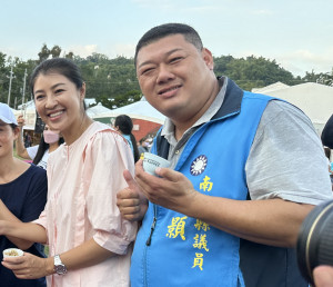 游顥議員建議明年茶博結合民歌之夜爭取人潮。（記者扶小萍 攝）