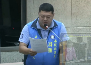 議員游顥為鹿谷鄉親請命，要求從速建置牙醫。（游顥服務處提供）