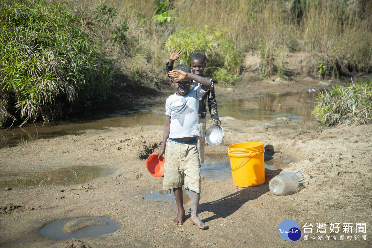 在馬拉威坎培薩地區，當地有一半以上的居民仍取用可能遭汙染的淺井及河水，要取乾淨的水平均得走1到3公里，且取水的工作幾乎落在婦女和兒童的身上(台灣世界展望會提供)