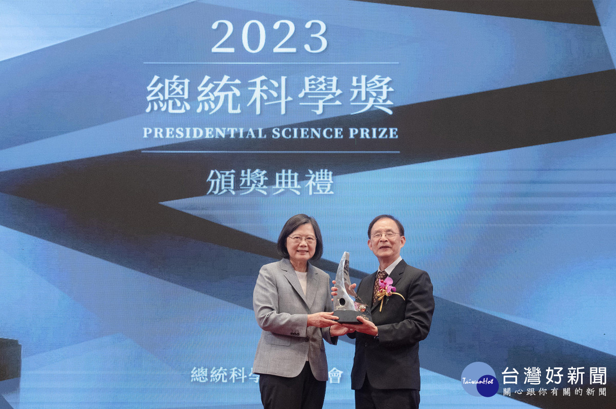 總統頒發2023年總統科學獎予獲獎人李文雄院士。照片國科會提供<br /><br />
