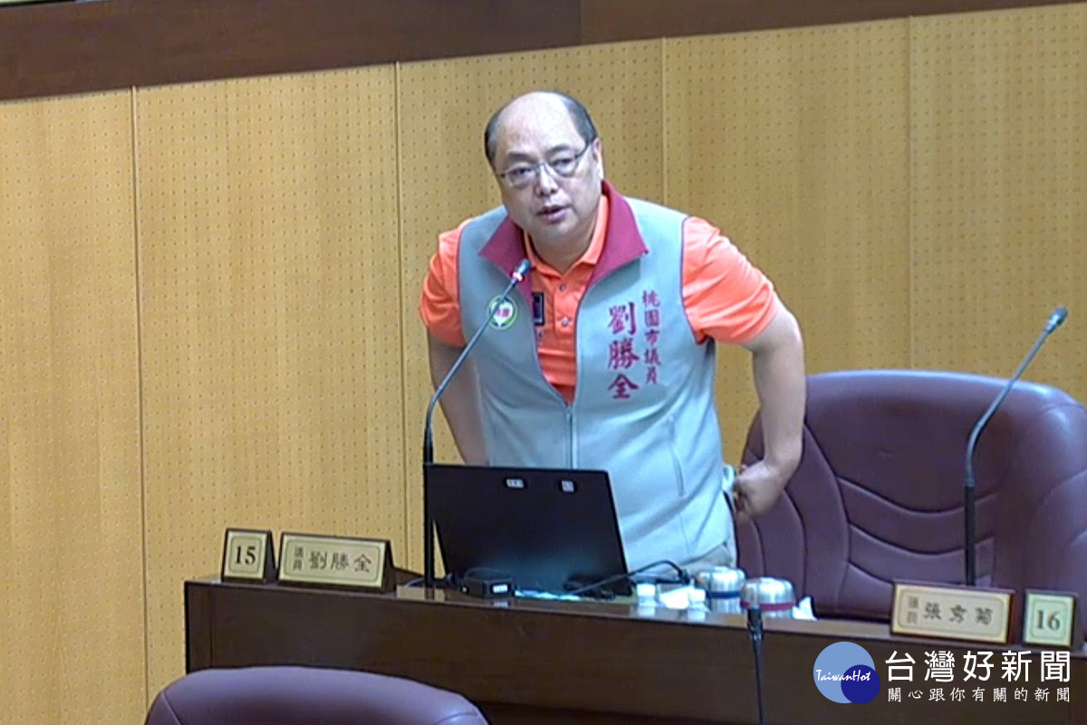 桃園市議員劉勝全於議事堂上進行質詢。 