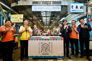 ▲高市「珍材食料」平台正式啟用， 陳其邁希望媒合市場、慈善團體 以創意將結餘食材留給真正需要的人。